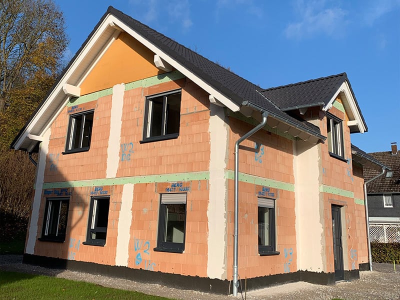 Fertiggestellter Rohbau eines Einfamilienhauses aus Ziegel-Fertigteilen