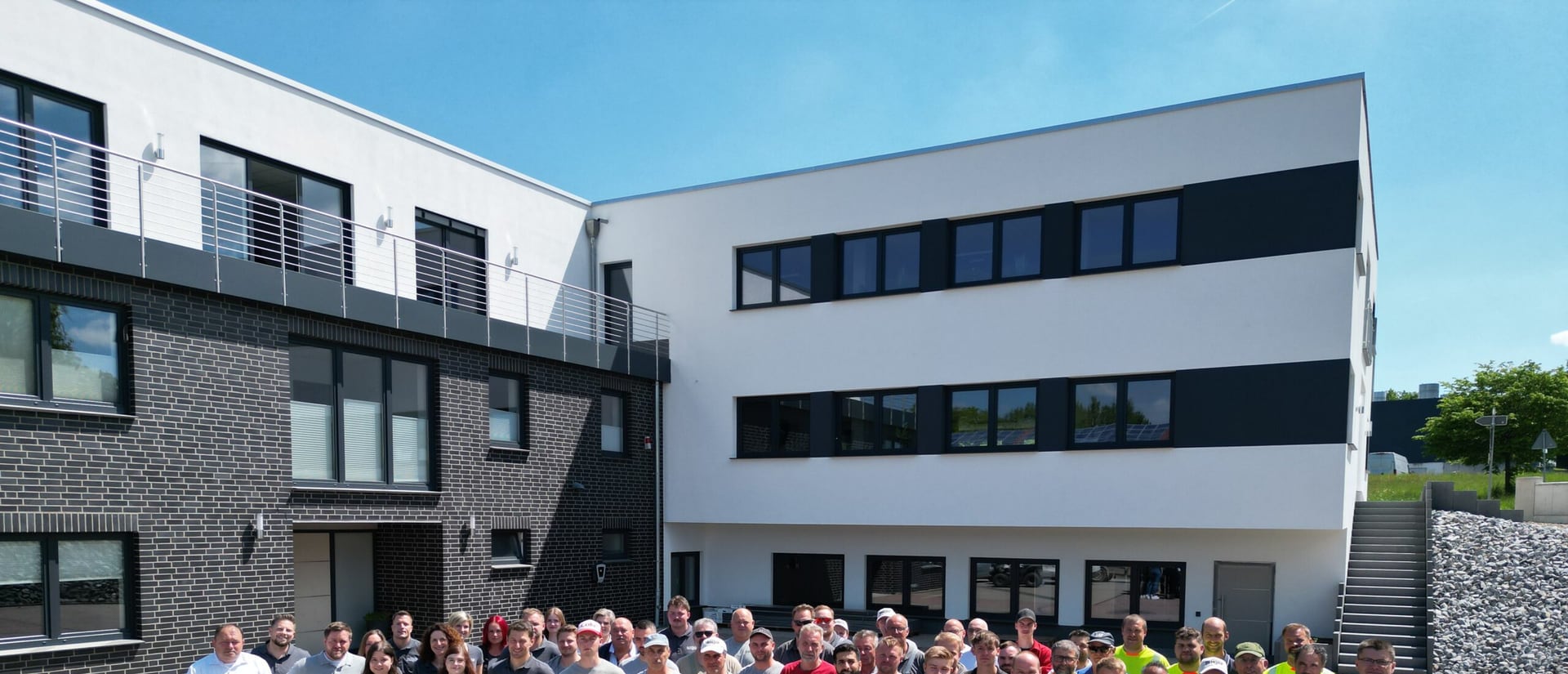 Luftbild des Firmensitzes von Dinger Bauunternehmen mit dem erweiterten Bürogebäude